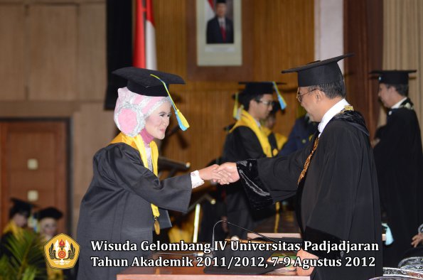 wisuda-unpad-gel-iv-2011_2012-fakultas-farmasi-oleh-rektor-123