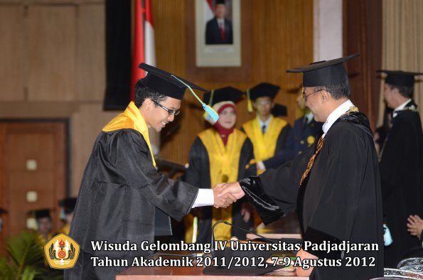 wisuda-unpad-gel-iv-2011_2012-fakultas-farmasi-oleh-rektor-124