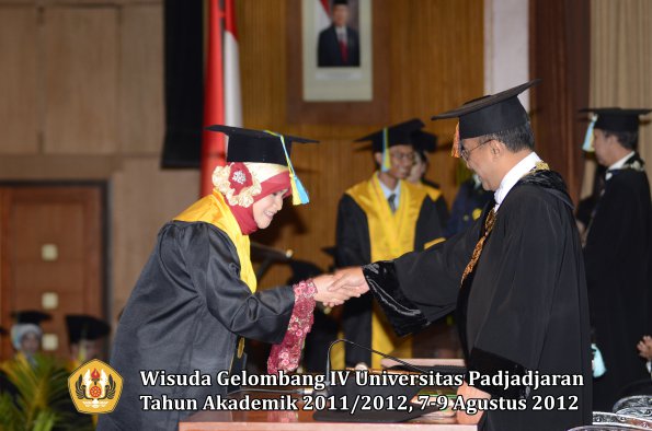 wisuda-unpad-gel-iv-2011_2012-fakultas-farmasi-oleh-rektor-125