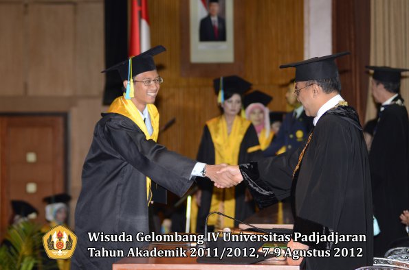 wisuda-unpad-gel-iv-2011_2012-fakultas-farmasi-oleh-rektor-126