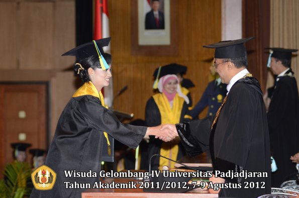 wisuda-unpad-gel-iv-2011_2012-fakultas-farmasi-oleh-rektor-127