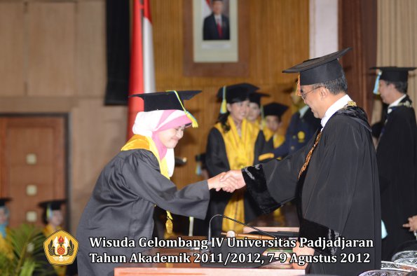 wisuda-unpad-gel-iv-2011_2012-fakultas-farmasi-oleh-rektor-128