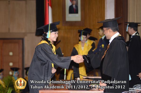 wisuda-unpad-gel-iv-2011_2012-fakultas-farmasi-oleh-rektor-129