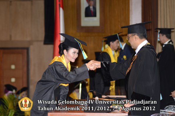 wisuda-unpad-gel-iv-2011_2012-fakultas-farmasi-oleh-rektor-130