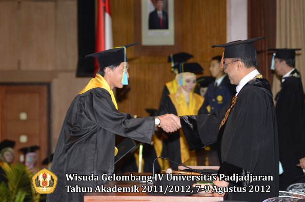 wisuda-unpad-gel-iv-2011_2012-fakultas-farmasi-oleh-rektor-131