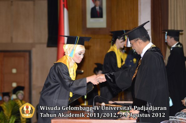 wisuda-unpad-gel-iv-2011_2012-fakultas-farmasi-oleh-rektor-132