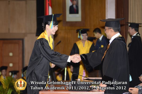 wisuda-unpad-gel-iv-2011_2012-fakultas-farmasi-oleh-rektor-133