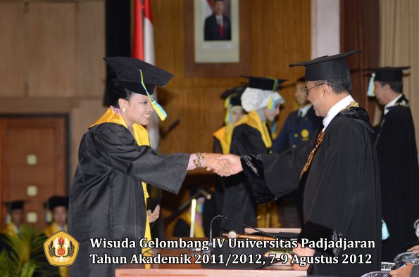 wisuda-unpad-gel-iv-2011_2012-fakultas-farmasi-oleh-rektor-134