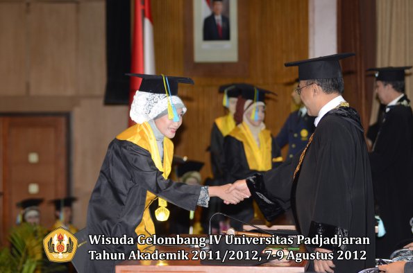 wisuda-unpad-gel-iv-2011_2012-fakultas-farmasi-oleh-rektor-135