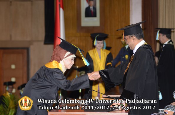 wisuda-unpad-gel-iv-2011_2012-fakultas-farmasi-oleh-rektor-136