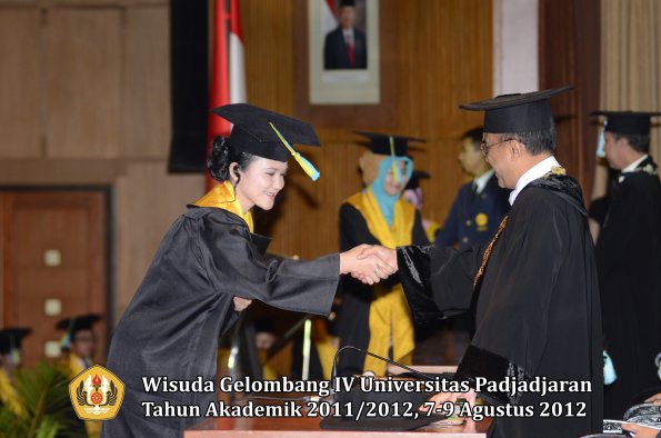 wisuda-unpad-gel-iv-2011_2012-fakultas-farmasi-oleh-rektor-137