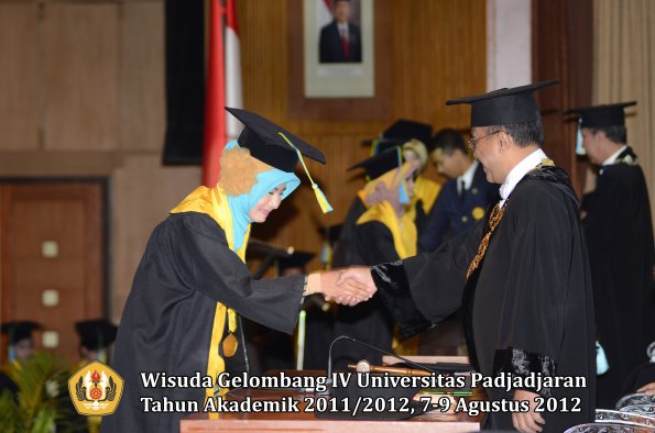 wisuda-unpad-gel-iv-2011_2012-fakultas-farmasi-oleh-rektor-138