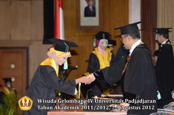 wisuda-unpad-gel-iv-2011_2012-fakultas-farmasi-oleh-rektor-139