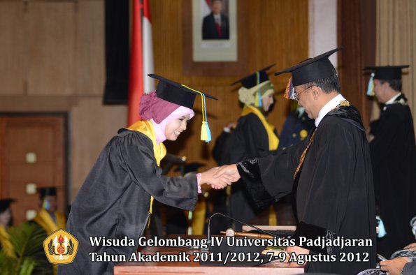 wisuda-unpad-gel-iv-2011_2012-fakultas-farmasi-oleh-rektor-140