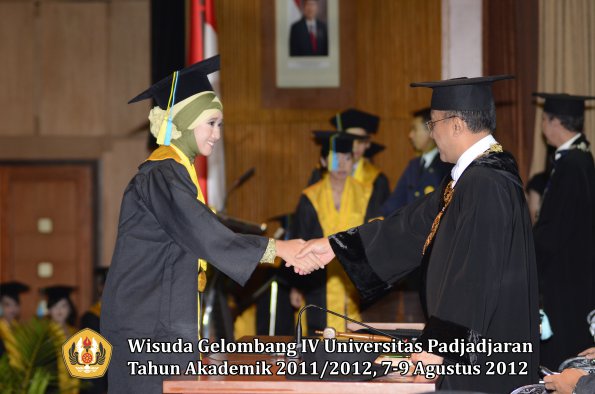 wisuda-unpad-gel-iv-2011_2012-fakultas-farmasi-oleh-rektor-141