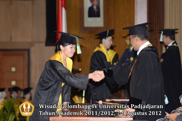 wisuda-unpad-gel-iv-2011_2012-fakultas-farmasi-oleh-rektor-142