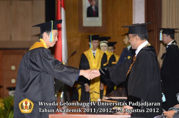 wisuda-unpad-gel-iv-2011_2012-fakultas-farmasi-oleh-rektor-143