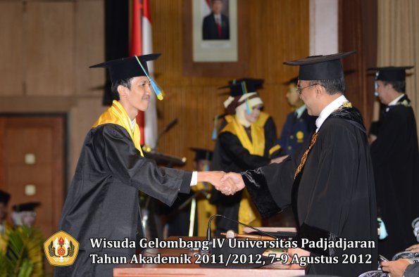 wisuda-unpad-gel-iv-2011_2012-fakultas-farmasi-oleh-rektor-144