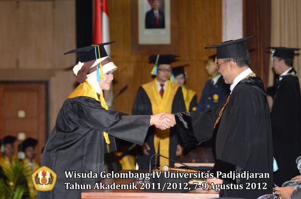 wisuda-unpad-gel-iv-2011_2012-fakultas-farmasi-oleh-rektor-145