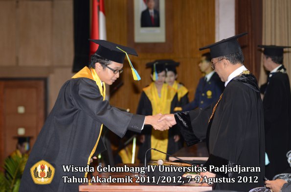 wisuda-unpad-gel-iv-2011_2012-fakultas-farmasi-oleh-rektor-146