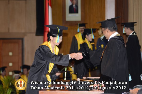 wisuda-unpad-gel-iv-2011_2012-fakultas-farmasi-oleh-rektor-147