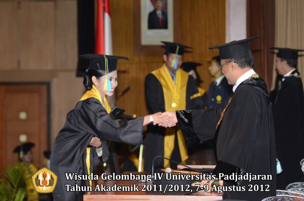 wisuda-unpad-gel-iv-2011_2012-fakultas-farmasi-oleh-rektor-148