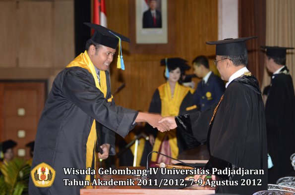 wisuda-unpad-gel-iv-2011_2012-fakultas-farmasi-oleh-rektor-149