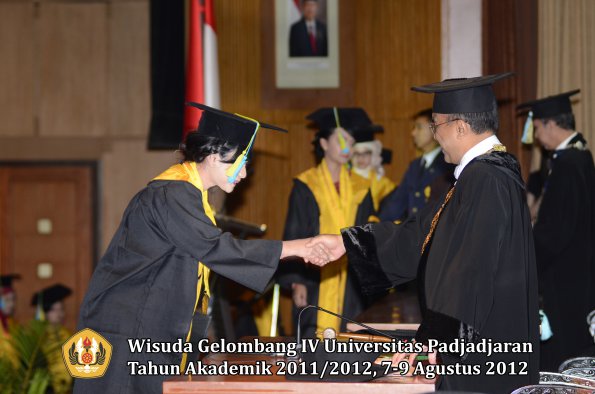 wisuda-unpad-gel-iv-2011_2012-fakultas-farmasi-oleh-rektor-150