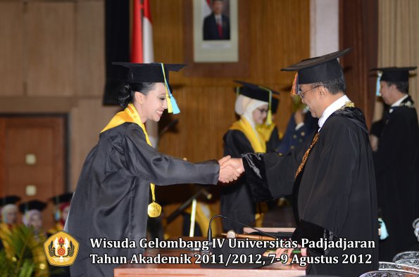 wisuda-unpad-gel-iv-2011_2012-fakultas-farmasi-oleh-rektor-151