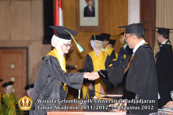 wisuda-unpad-gel-iv-2011_2012-fakultas-farmasi-oleh-rektor-152