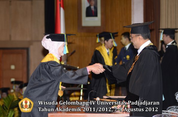 wisuda-unpad-gel-iv-2011_2012-fakultas-farmasi-oleh-rektor-153