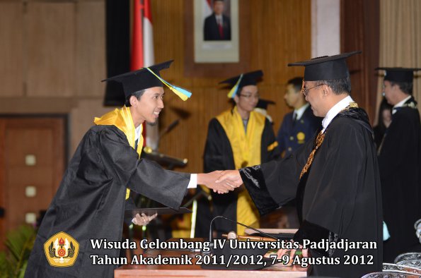 wisuda-unpad-gel-iv-2011_2012-fakultas-farmasi-oleh-rektor-154