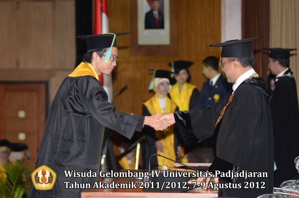 wisuda-unpad-gel-iv-2011_2012-fakultas-farmasi-oleh-rektor-155