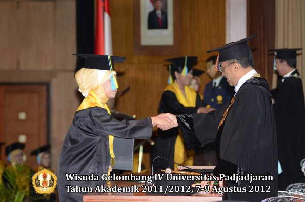 wisuda-unpad-gel-iv-2011_2012-fakultas-farmasi-oleh-rektor-156