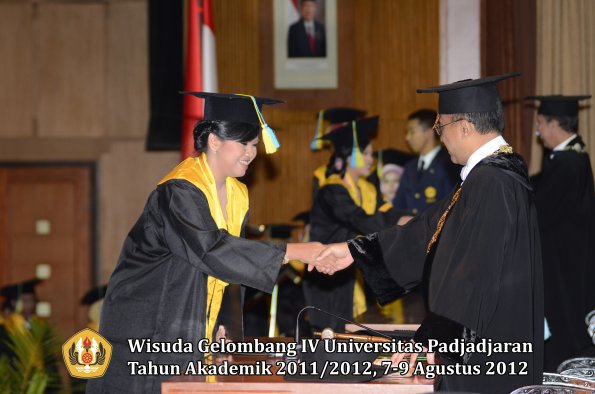 wisuda-unpad-gel-iv-2011_2012-fakultas-farmasi-oleh-rektor-157