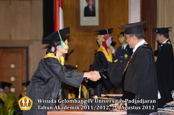 wisuda-unpad-gel-iv-2011_2012-fakultas-farmasi-oleh-rektor-158