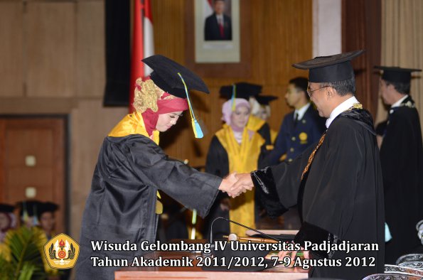 wisuda-unpad-gel-iv-2011_2012-fakultas-farmasi-oleh-rektor-159