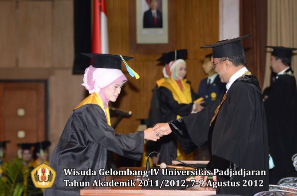 wisuda-unpad-gel-iv-2011_2012-fakultas-farmasi-oleh-rektor-160