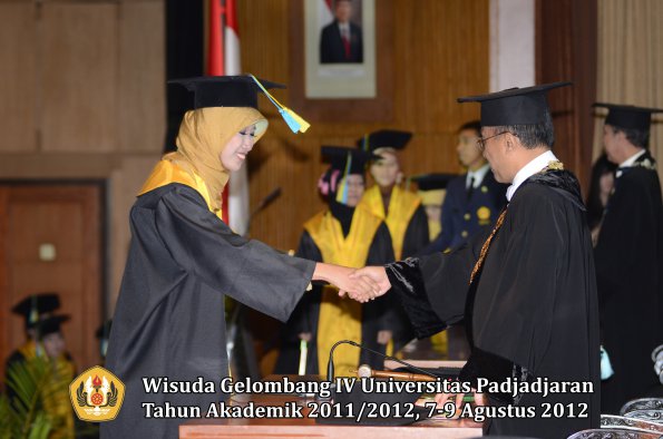 wisuda-unpad-gel-iv-2011_2012-fakultas-farmasi-oleh-rektor-162