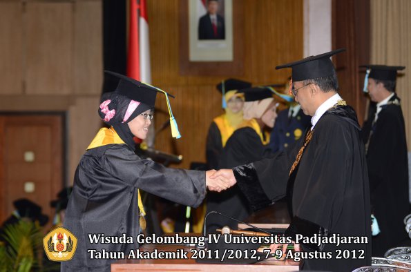 wisuda-unpad-gel-iv-2011_2012-fakultas-farmasi-oleh-rektor-163