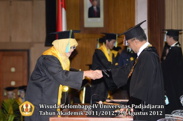 wisuda-unpad-gel-iv-2011_2012-fakultas-farmasi-oleh-rektor-165