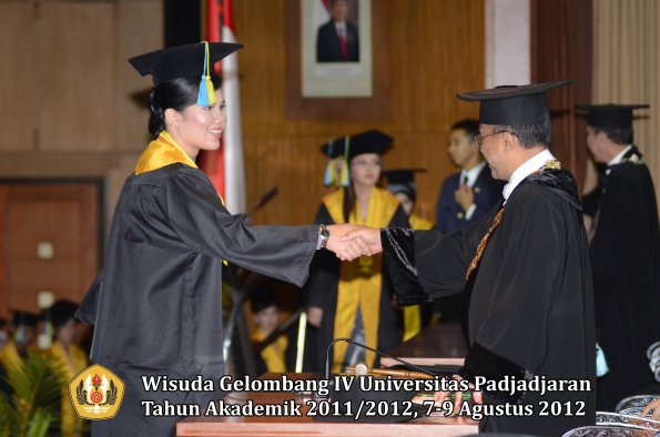 wisuda-unpad-gel-iv-2011_2012-fakultas-farmasi-oleh-rektor-172