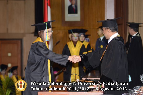 wisuda-unpad-gel-iv-2011_2012-fakultas-farmasi-oleh-rektor-173