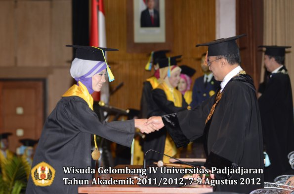 wisuda-unpad-gel-iv-2011_2012-fakultas-farmasi-oleh-rektor-176