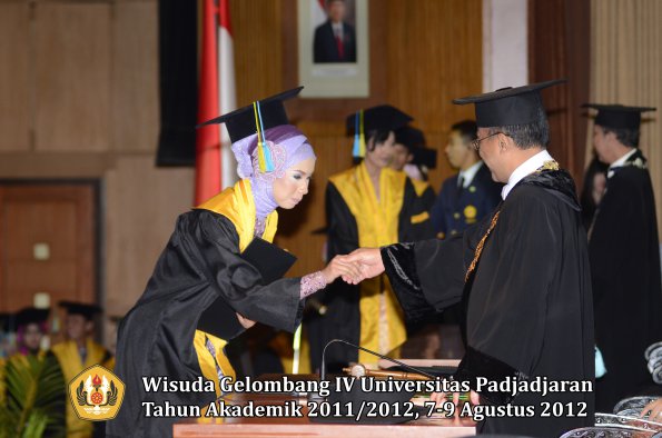 wisuda-unpad-gel-iv-2011_2012-fakultas-farmasi-oleh-rektor-180