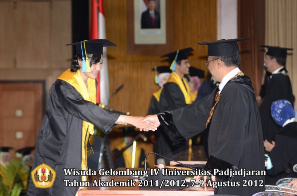 wisuda-unpad-gel-iv-2011_2012-fakultas-farmasi-oleh-rektor-181