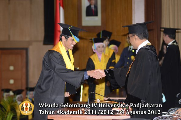 wisuda-unpad-gel-iv-2011_2012-fakultas-farmasi-oleh-rektor-182