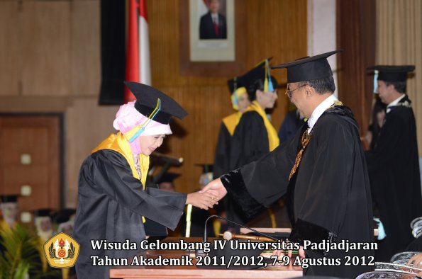 wisuda-unpad-gel-iv-2011_2012-fakultas-farmasi-oleh-rektor-183