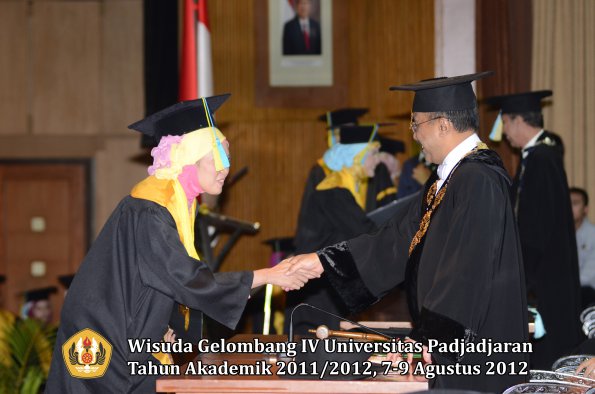 wisuda-unpad-gel-iv-2011_2012-fakultas-farmasi-oleh-rektor-185