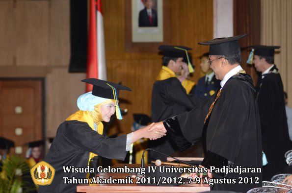 wisuda-unpad-gel-iv-2011_2012-fakultas-farmasi-oleh-rektor-186